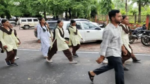 झमाझम बारिश के बीच कलेक्ट्रेट पहुंचे एक्सीलेंस स्कूल के छात्र, कलेक्टर से मिलने की जिद