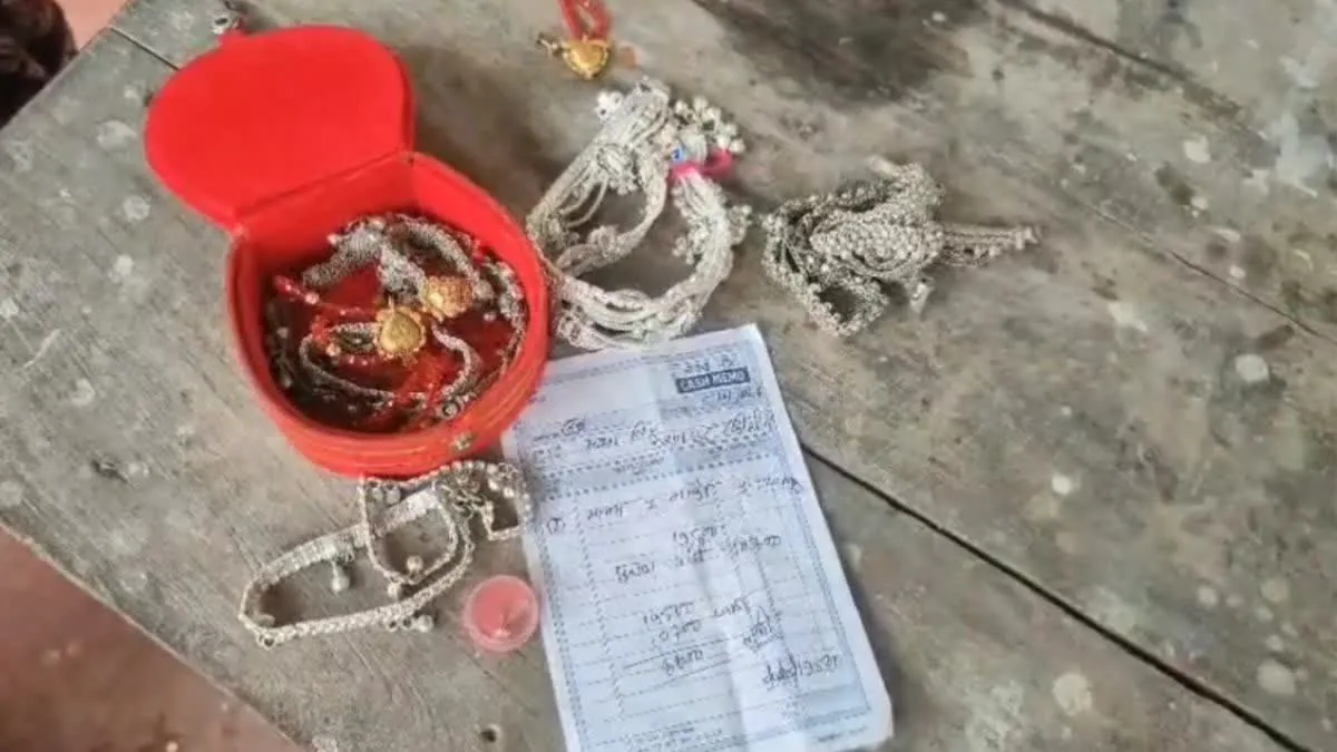 सूरजपुर में नकली सोना-चांदी बेचकर आधा दर्जन महिलाओं से ठगी: 1 हफ्ते में काली पड़ी पायल, थाने पहुंचीं पीड़िताएं