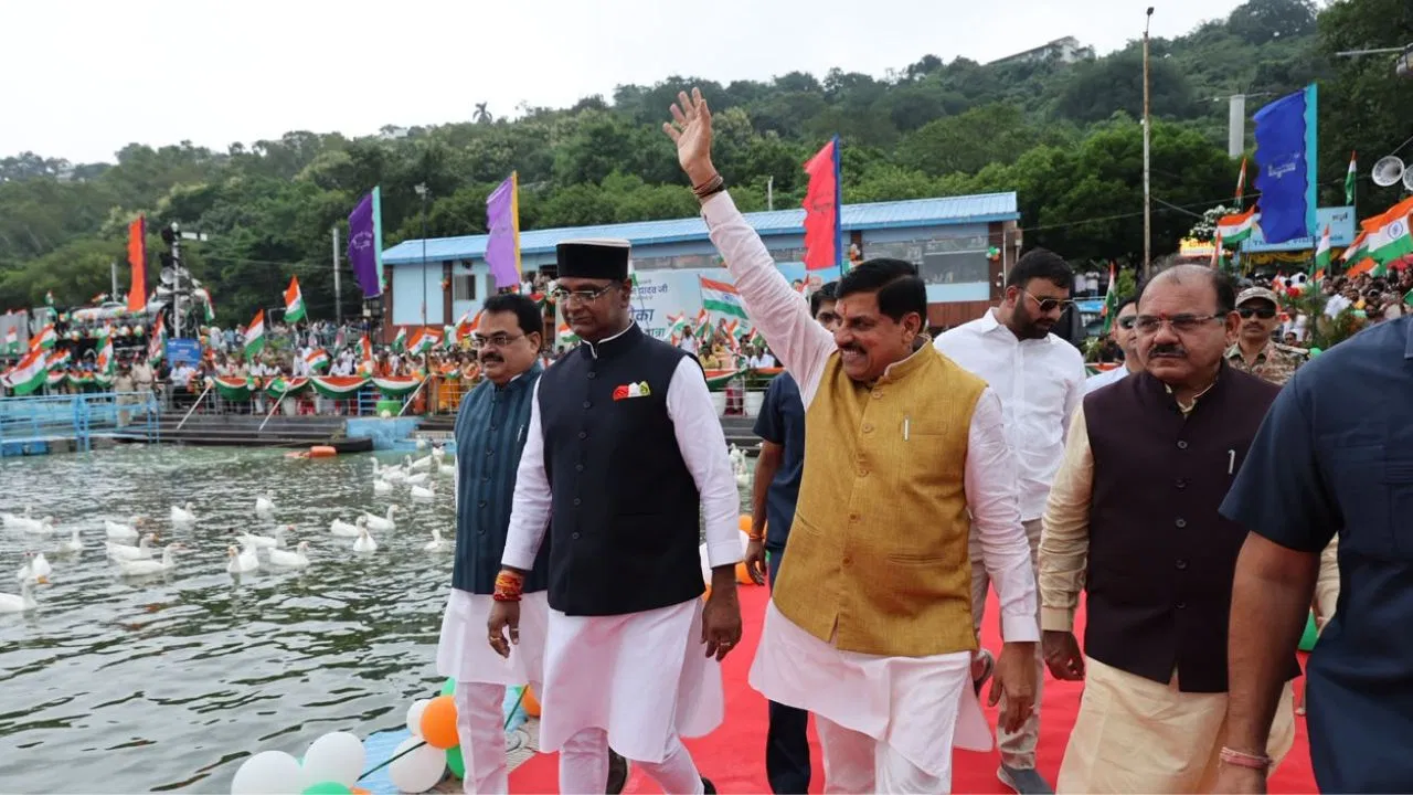 भोपाल के बोट क्लब में दिखा अद्भुत नजारा: देश में पहली बार तालाब के बीच बना ‘फ्लोटिंग तिरंगा’, सीएम मोहन यादव ने किया नौका तिरंगा यात्रा का शुभारंभ