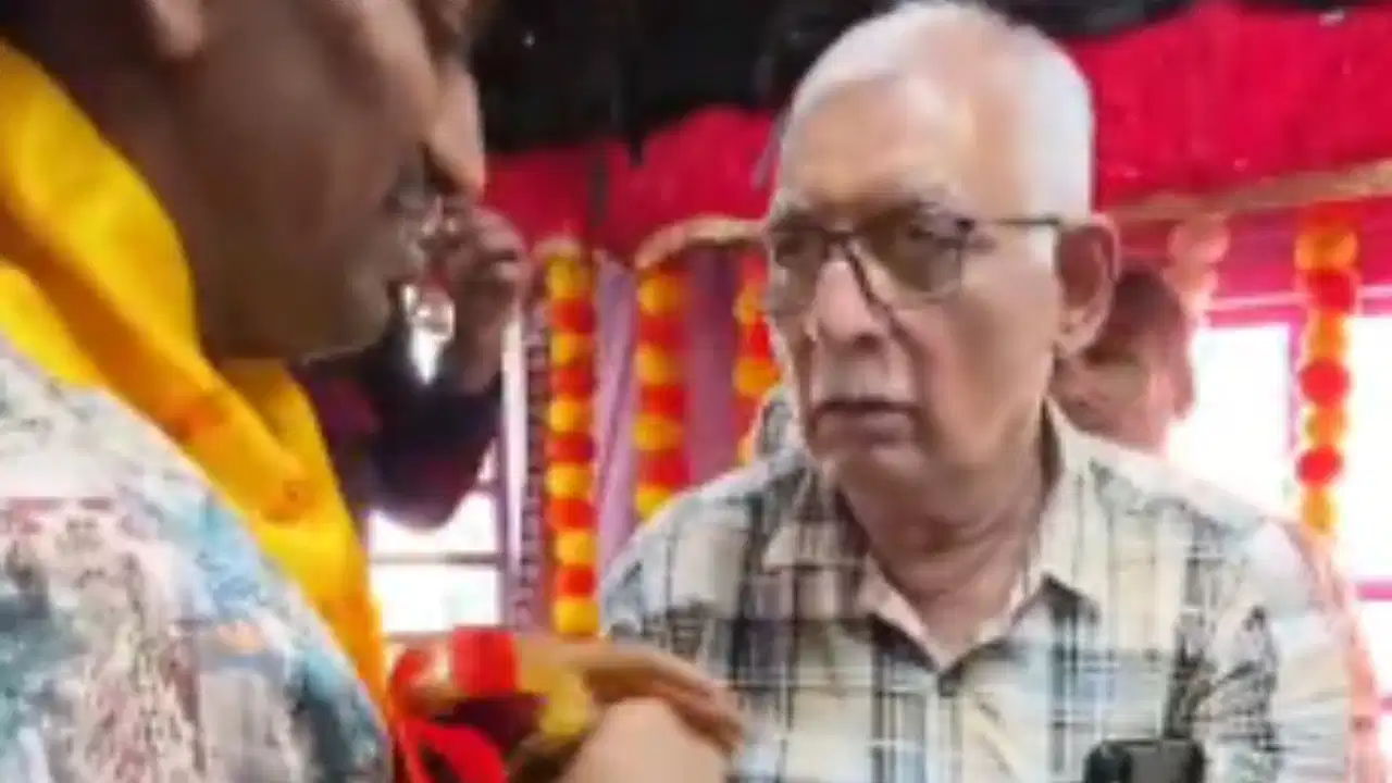 मुंबई लोकल में भक्ति का अनोखा रंग: चलती ट्रेन में 21 सालों से जारी है भजन, 56 भोग लगाकर मनाया गया जश्न