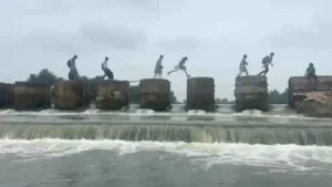 विदिशा में बेतवा नदी के उफान के बीच स्टॉप डैम के 4 फीट गैप को कूदकर स्कूल जाने को मजबूर छात्र, ग्रामीणों ने की पुल निर्माण की मांग