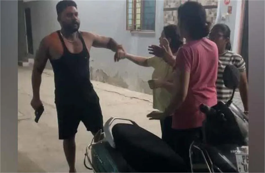 Jalandhar Police Action: अमन नगर में एक्टिवा सवार छात्र पर पिस्टल तानने वाला ASI का बेटा नामजद, पिता पर भी गिर सकती है गाज