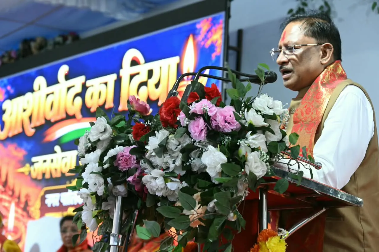 Raipur Ashirwad Ka Diya: तेलीबांधा मरीन ड्राइव पर सीएम विष्णुदेव साय ने जलाए दीये; रायपुर वासियों ने रचा इतिहास