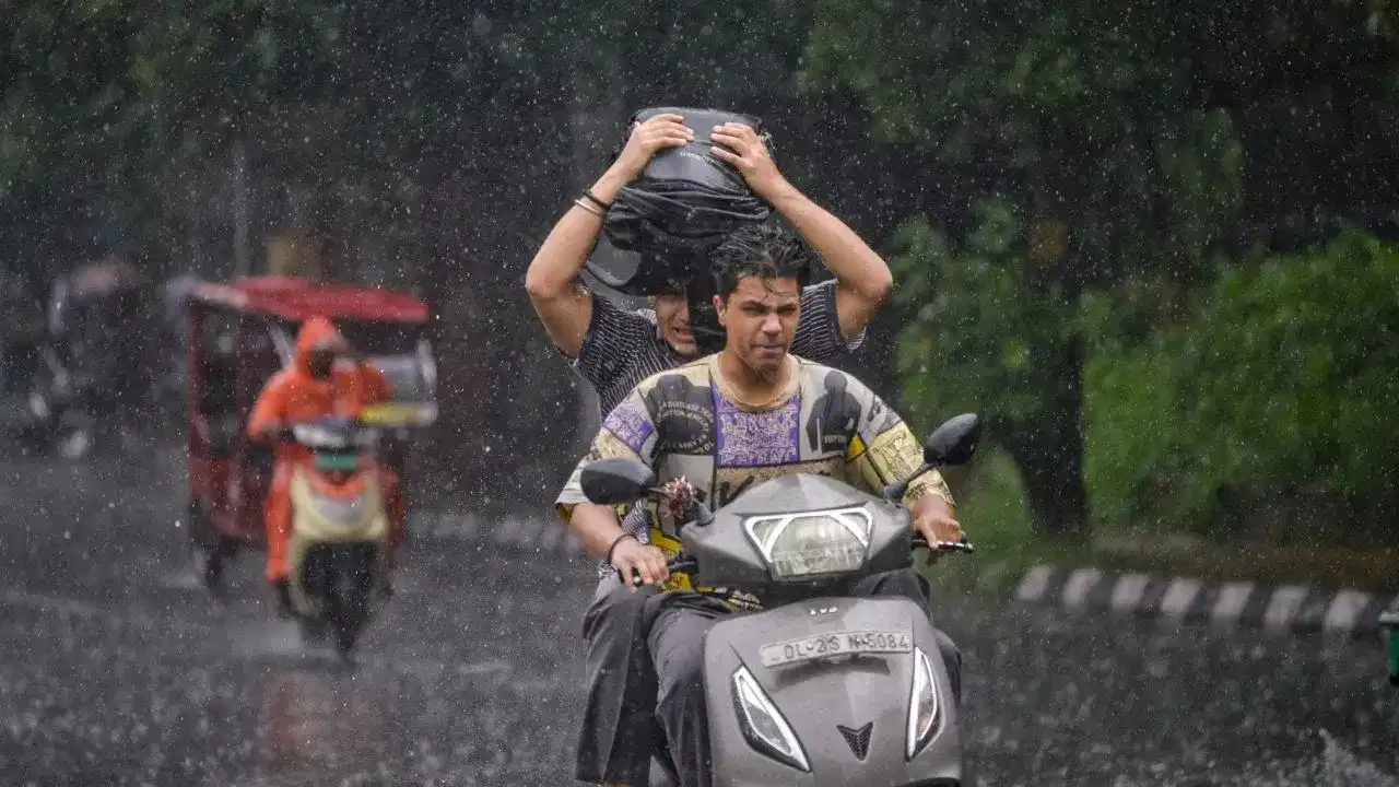 Weather Update Today: देश के कई राज्यों में मॉनसून की वापसी से पहले भारी बारिश का अलर्ट, यूपी-बिहार में आंधी-तूफान की चेतावनी