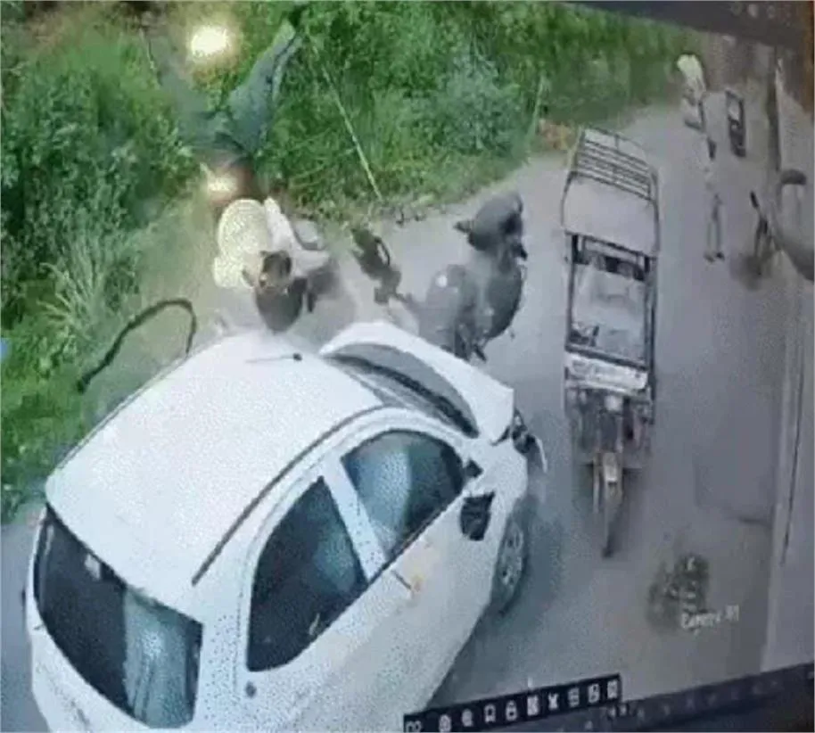 Punjab Crime & Accident: लुधियाना में भीषण सड़क हादसा, हवा में 30 फीट उछली बाइक; सीसीटीवी में कैद हुआ खौफनाक मंजर