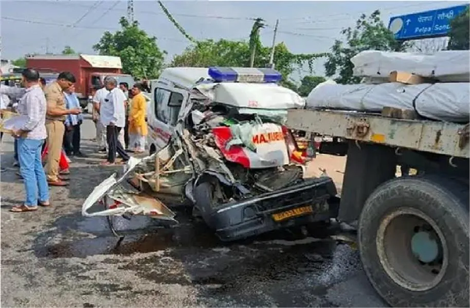 Jhajjar Road Accident: बादली के पास एंबुलेंस और ट्रक की भीषण टक्कर, दंपती व चालक सहित 3 की दर्दनाक मौत
