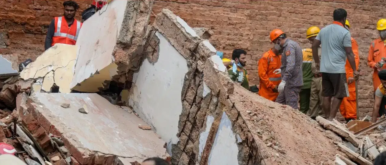 Delhi Building Collapse: सत्य निकेतन में 30 साल पुरानी 5 मंजिला PG इमारत ढही, 6 छात्रों की मौत; मकान मालिक की लापरवाही उजागर