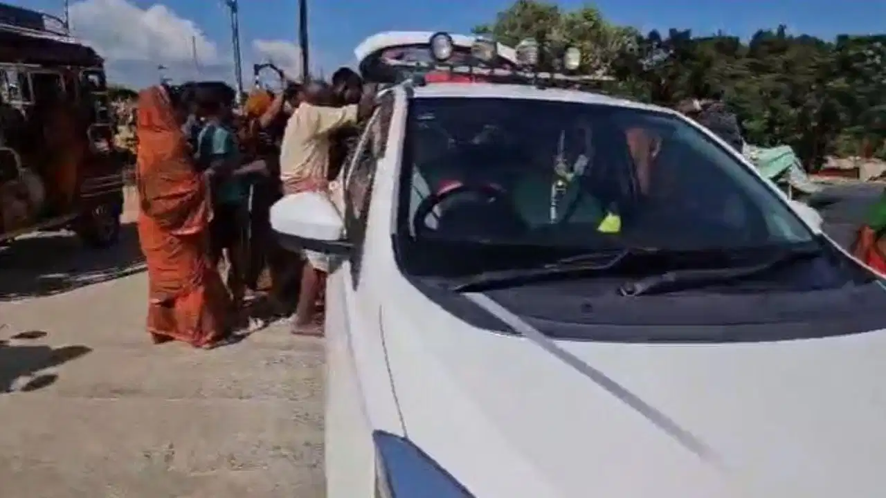 Katihar Flood News: कटिहार में राहत सामग्री बांटने पहुंचीं JDU नेत्री की गाड़ी पर टूट पड़े बाढ़ पीड़ित, मिनटों में खाली की गाड़ी