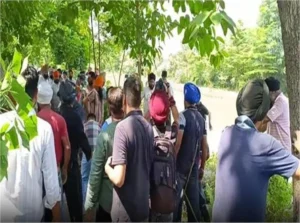 Amritsar Flooding Alert: तरनतारन रोड के पास नहर टूटने से मचा हड़कंप; मिट्टी की बोरियों से दरार भरने में जुटे स्थानीय लोग