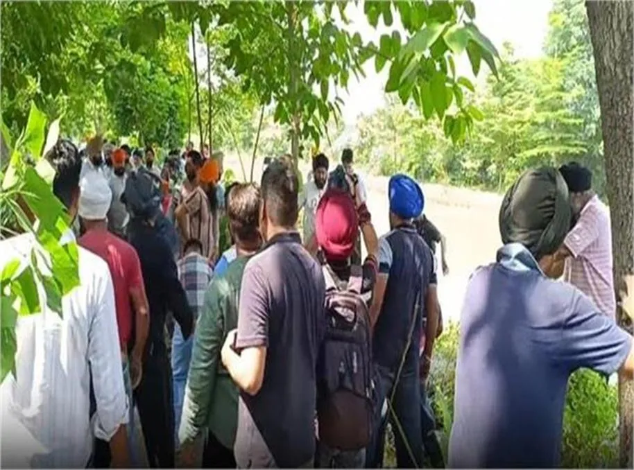 Amritsar Flooding Alert: तरनतारन रोड के पास नहर टूटने से मचा हड़कंप; मिट्टी की बोरियों से दरार भरने में जुटे स्थानीय लोग