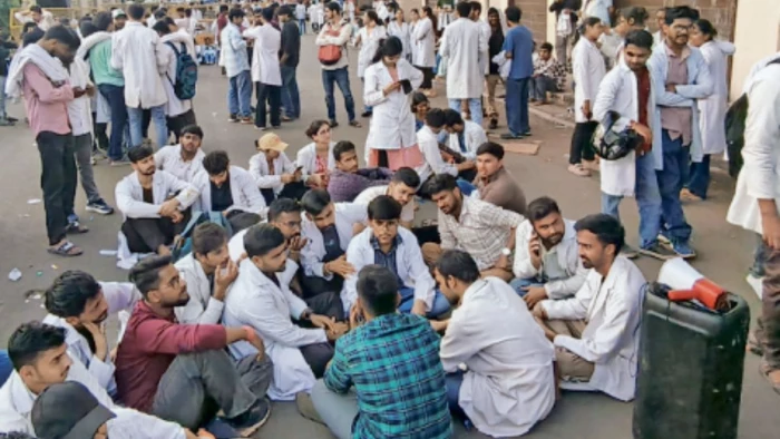 लाठीचार्ज के बाद भड़के डॉक्टर्स, सीनियर रेजिडेंट्स ने किया OPD का बहिष्कार; JDA का समर्थन