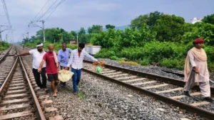 Bihar Railway Negligence: जमुई में रेल प्रशासन की अमानवीयता, ट्रैक पर कौवे नोचते रहे शव; परिजनों ने खुद टेंपो से पहुंचाया अस्पताल