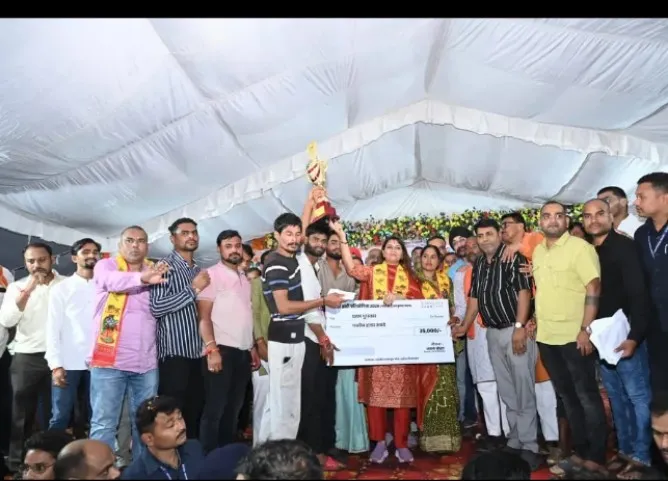 Pandariya Dahi Handi 2026: कुंडा बस स्टैंड मैदान में पहली बार विधानसभा स्तरीय दही हांडी, 10 टोलियों ने दिखाया दम