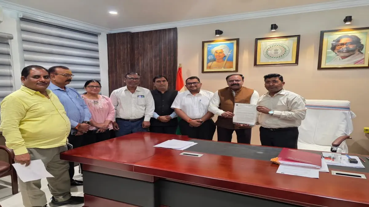 FJCCI Demand Ranchi: उद्घाटन के 3 साल बाद भी बंद पड़ा रांची ट्रांसपोर्ट नगर! FJCCI ने परिवहन सचिव राजीव रंजन को सौंपा ज्ञापन
