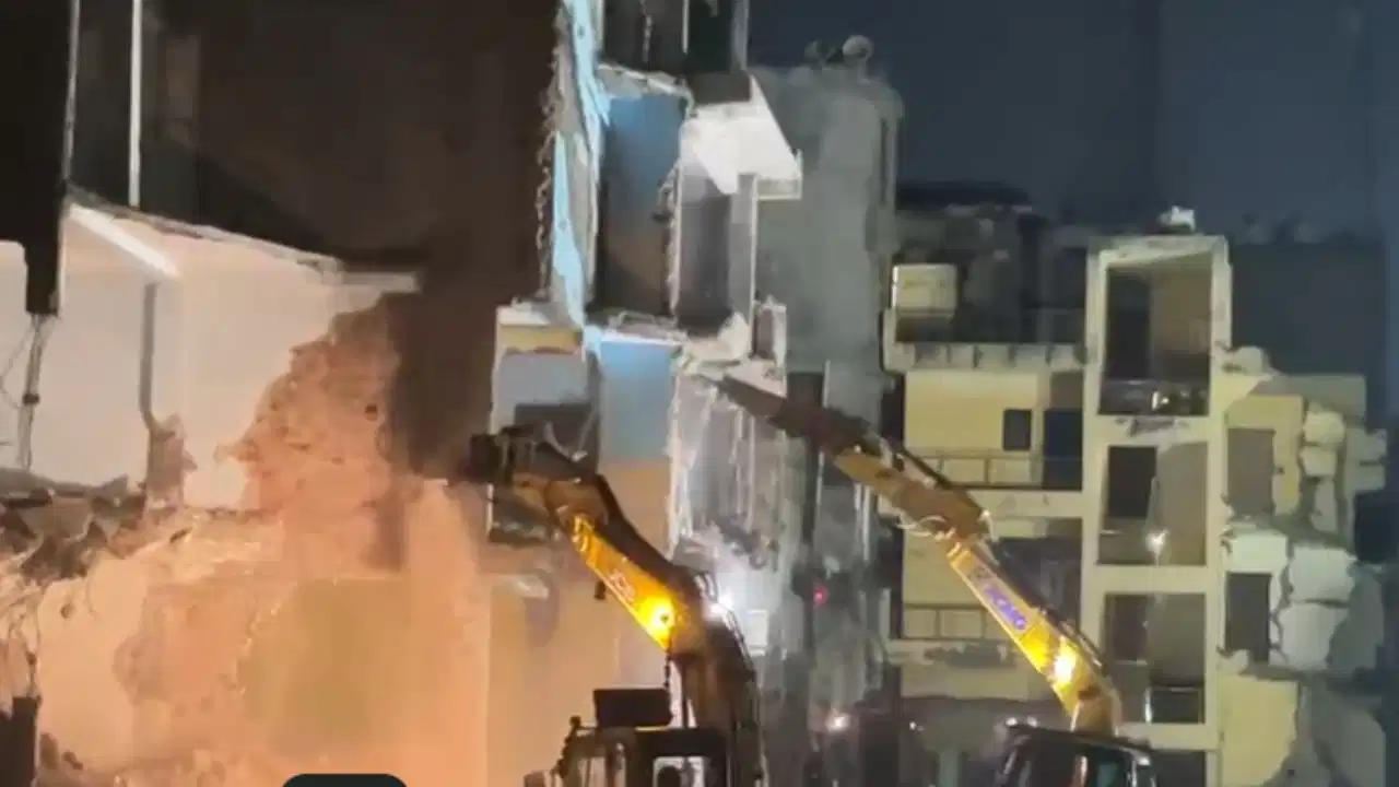 Delhi Demolition News: शालीमार बाग मैक्स अस्पताल रोड पर देर रात चला पीला पंजा; भारी पुलिस बल तैनात, सियासत गरमाई