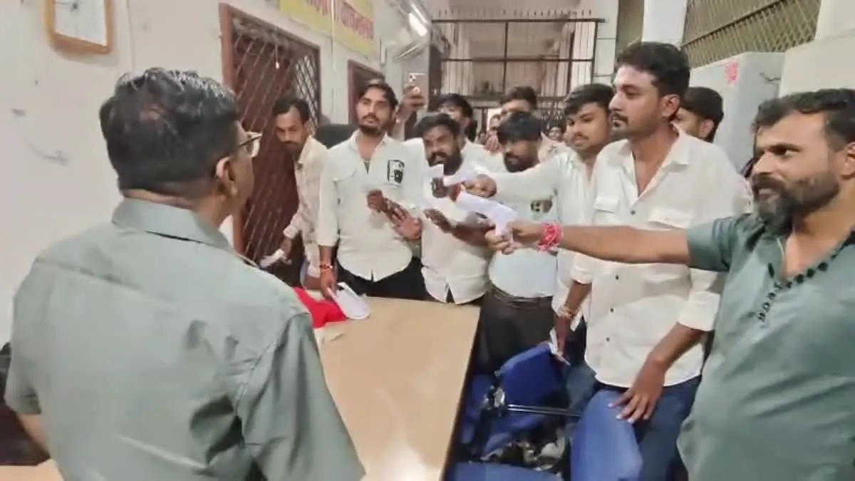 देवास के SKP कॉलेज में हाथ में कागज की बंदूक लेकर पहुंचे छात्र: 3 माह बाद भी नहीं मिलीं किताबें, प्रिंसिपल कक्ष में धरना