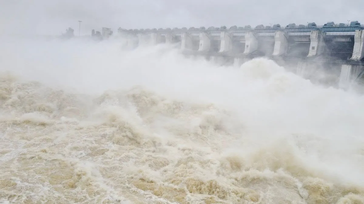 Gangrel Dam All 14 Gates Open: उफान पर गंगरेल बांध का मनोरम दृश्य देखने उमड़े लोग; प्रशासन ने जारी किया हाई अलर्ट