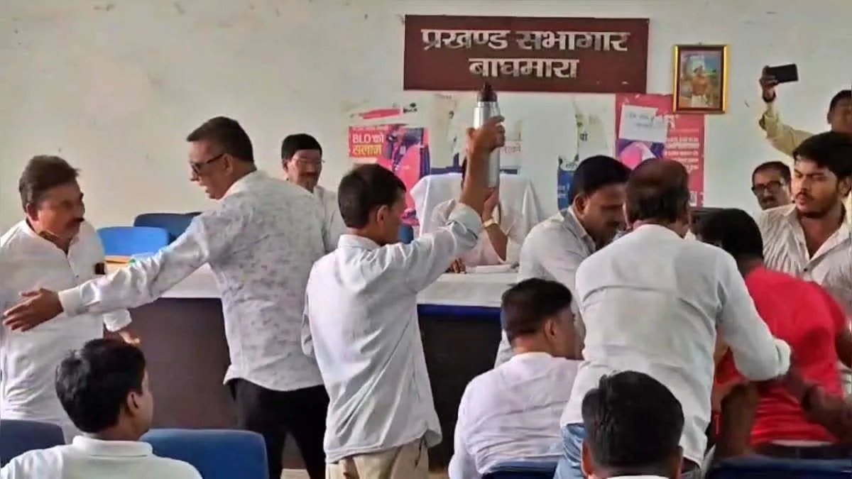 Katras Coalfield Threat: धनबाद में भू-धंसान प्रभावित परिवारों को अटल क्लिनिक में मिली शरण; बेलगड़िया में पुनर्वास की तैयारी