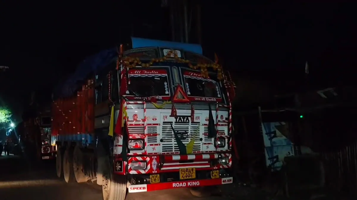 Jharkhand Road Accident News: एफसीआई गोदाम के पास भारी वाहनों के आवागमन पर रोक की मांग, रातभर मचा रहा हंगामा
