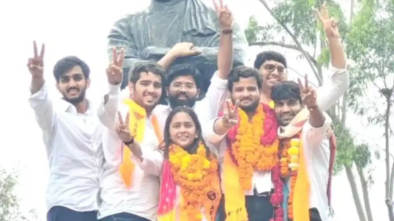 ABVP Wins DUSU Polls: डीसूयू चुनाव में एबीवीपी की 3-0 से बड़ी जीत, यश डबास बने अध्यक्ष और रिया छावड़ी ने संभाली सचिव की कमान