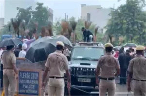 Faridabad News: सफाई कर्मचारियों की हड़ताल से चरमराई व्यवस्था, पुलिस गाड़ी पर चढ़कर बोले यूनियन प्रधान- ‘CM का हर फैसला मंजूर’