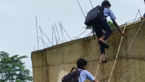 गरियाबंद के मैनपुर में जानलेवा सफर: 20 फीट ऊंचे सरिए चढ़कर उफनती पैरी नदी पार करने को मजबूर बच्चे