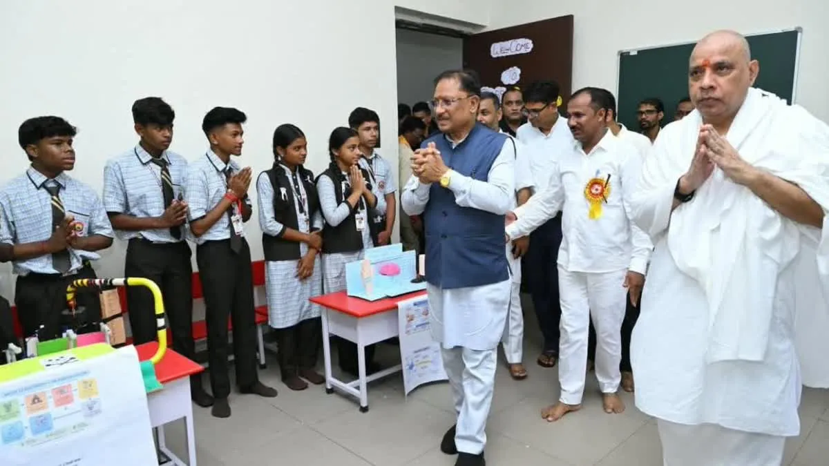 Chhattisgarh CM Visit: रायगढ़ के बनोरा आश्रम में सीएम साय ने खाया पंगत में प्रसाद; 8 एकड़ में बने आधुनिक विद्या मंदिर का उद्घाटन