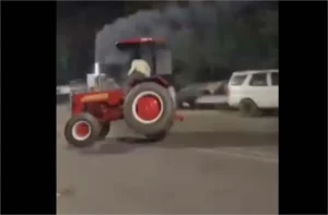 Batala Viral Video: गुरु नानक देव जी के विवाह पर्व में ट्रैक्टर स्टंट पड़ा भारी; तेज रफ्तार में पलटा ट्रैक्टर, वीडियो वायरल