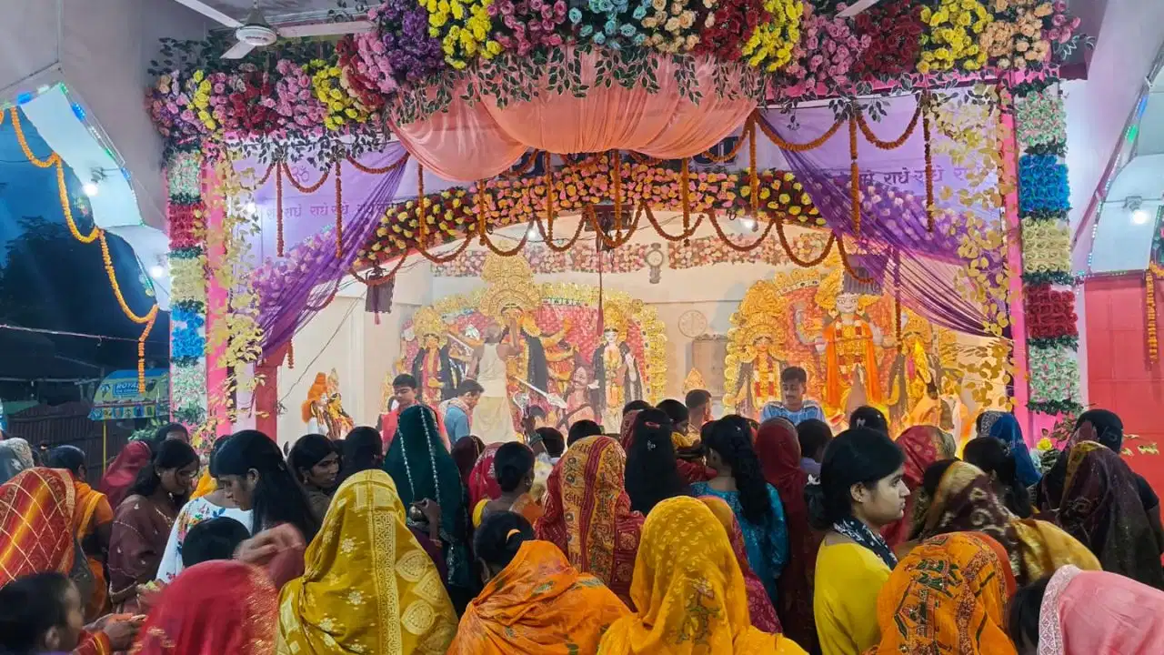 सुपौल के बसबिट्टी कुंवर टोला की अनोखी जन्माष्टमी: विसर्जन के दिन नहीं जलता चूल्हा, चूड़ा-दही पर रहते हैं ग्रामीण
