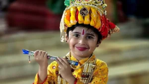 Jashpur News: 850 साल पुराने रियासतकालीन बालाजी मंदिर में गूंजे श्रीकृष्ण के जयकारे, राजपरिवार ने झुलाया झूला