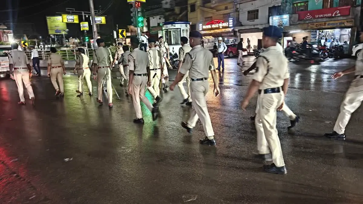 Baloda Bazar Ganesh Visarjan: बलौदा बाजार में गणेश विसर्जन से पहले पुलिस का फ्लैग मार्च; उपद्रवियों को दी सख्त चेतावनी