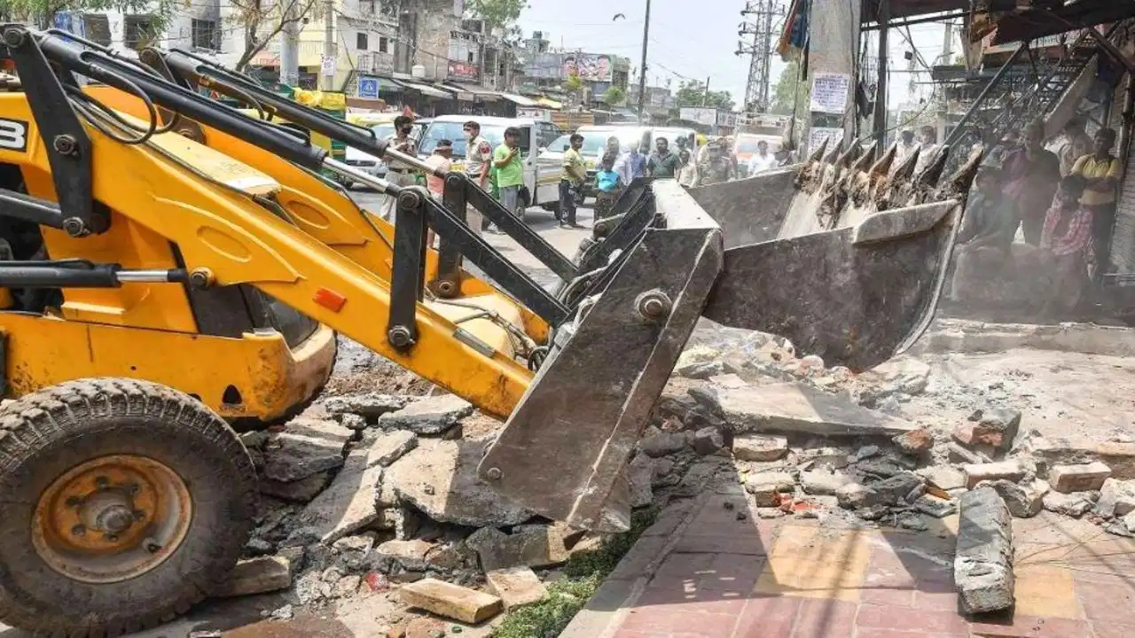 Ayodhya Janoura Naka News: नजूल भूमि पर बने मकानों पर चला प्रशासन का बुलडोजर, भारी पुलिस बल और पीएसी तैनात