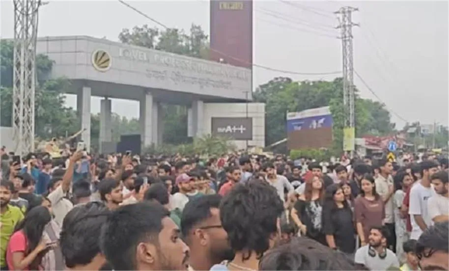 LPU Jalandhar Protest: छात्रा से दुष्कर्म के आरोपों पर बवाल, यूनिवर्सिटी में इंटरनेट सेवाएं बंद; परीक्षाएं स्थगित