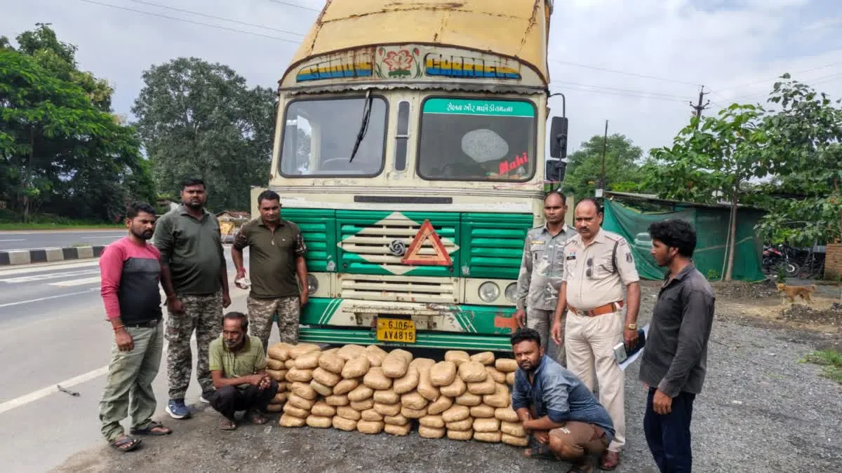Mahasamund Crime News: ऑपरेशन निश्चय के तहत महासमुंद पुलिस की बड़ी कार्रवाई, 120 किलो गांजे के साथ 2 तस्कर गिरफ्तार