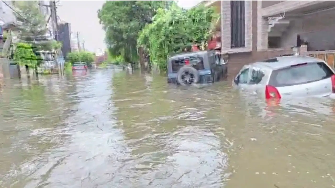 बरेली में 24 घंटे में 381.1 mm रिकॉर्ड बारिश ने मचाई तबाही, 2005 का रिकॉर्ड टूटा; अरिल नदी में 3 युवक बहे