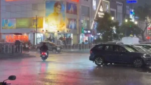 दिल्ली-NCR में मौसम का यू-टर्न: नोएडा और गाजियाबाद में झमाझम बारिश से उमस से राहत; कई सड़कों पर भरा पानी