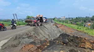 Pakur-Dhuliyan Road: पुठीमारी ब्रिज का एप्रोच रोड धंसा, बांग्लादेश और पश्चिम बंगाल से भारी वाहनों का व्यापार ठप