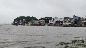प्रयागराज में गंगा-यमुना उफान पर: रिहायशी इलाकों में घुसा बाढ़ का पानी, गंगा रिवर फ्रंट रोड डूबी; प्रशासन ने जारी किया रेड अलर्ट