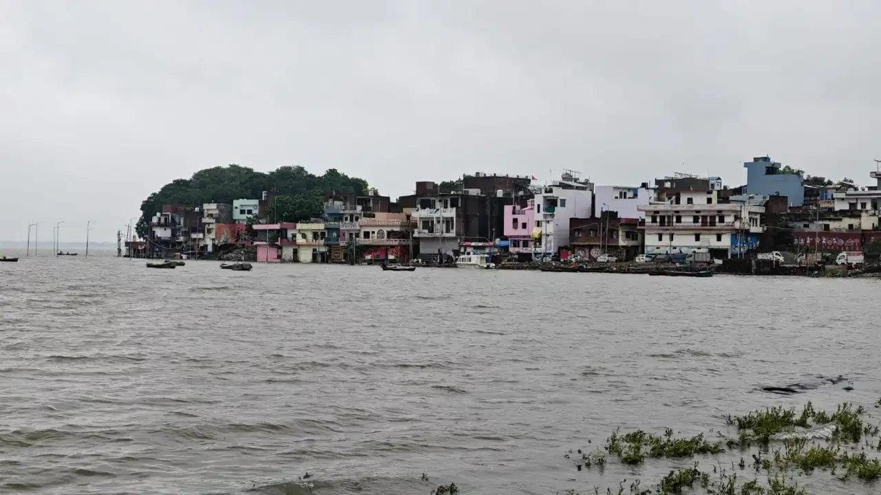 प्रयागराज में गंगा-यमुना उफान पर: रिहायशी इलाकों में घुसा बाढ़ का पानी, गंगा रिवर फ्रंट रोड डूबी; प्रशासन ने जारी किया रेड अलर्ट