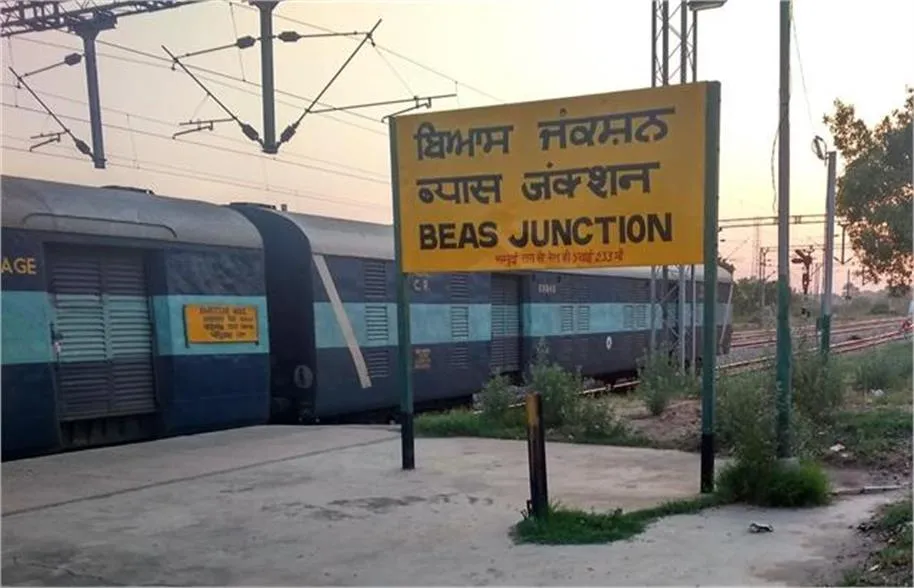 Indian Railways Digital Locker: ब्यास स्टेशन पर अब भारी बैग लेकर घूमने का झंझट खत्म, OTP और QR कोड से मिलेगा स्मार्ट लॉकर