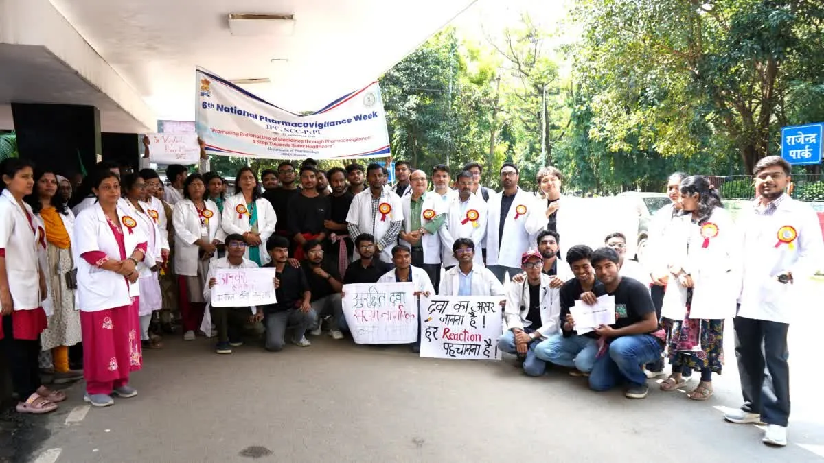 RIMS Ranchi News: रिम्स में छठा राष्ट्रीय फार्माकोविजिलेंस सप्ताह शुरू; डॉ. हिरेंद्र बिरुआ ने दिखाई जागरूकता रैली को हरी झंडी