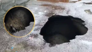 लखनऊ में तेज बारिश के बाद धंसी मुख्य सड़क: 10 फीट गहरे गड्ढे में गिरा बाइक सवार, पूर्व डिप्टी सीएम आवास के पास बड़ा हादसा