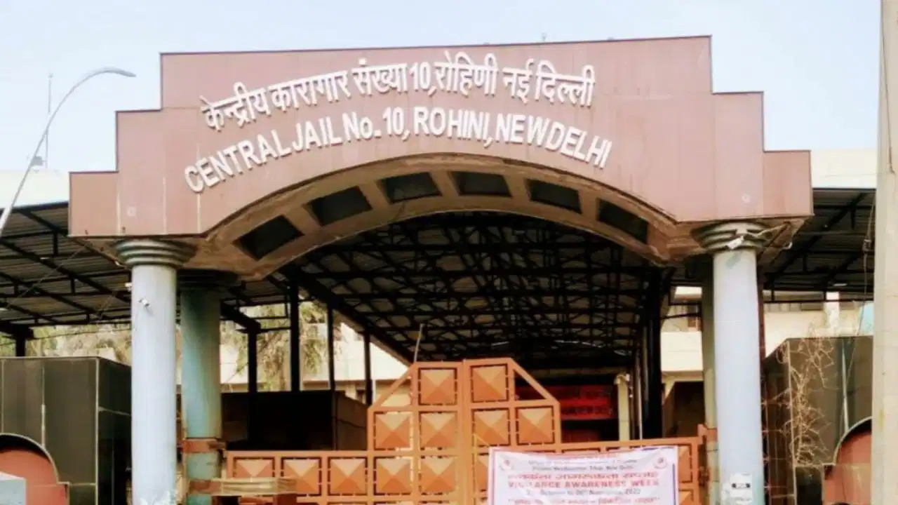 Delhi Crime News: रोहिणी जेल में आर्म्स एक्ट के आरोपी कैदी की निर्मम हत्या, दोपहर 12 बजे हुई वारदात से मचा हड़कंप