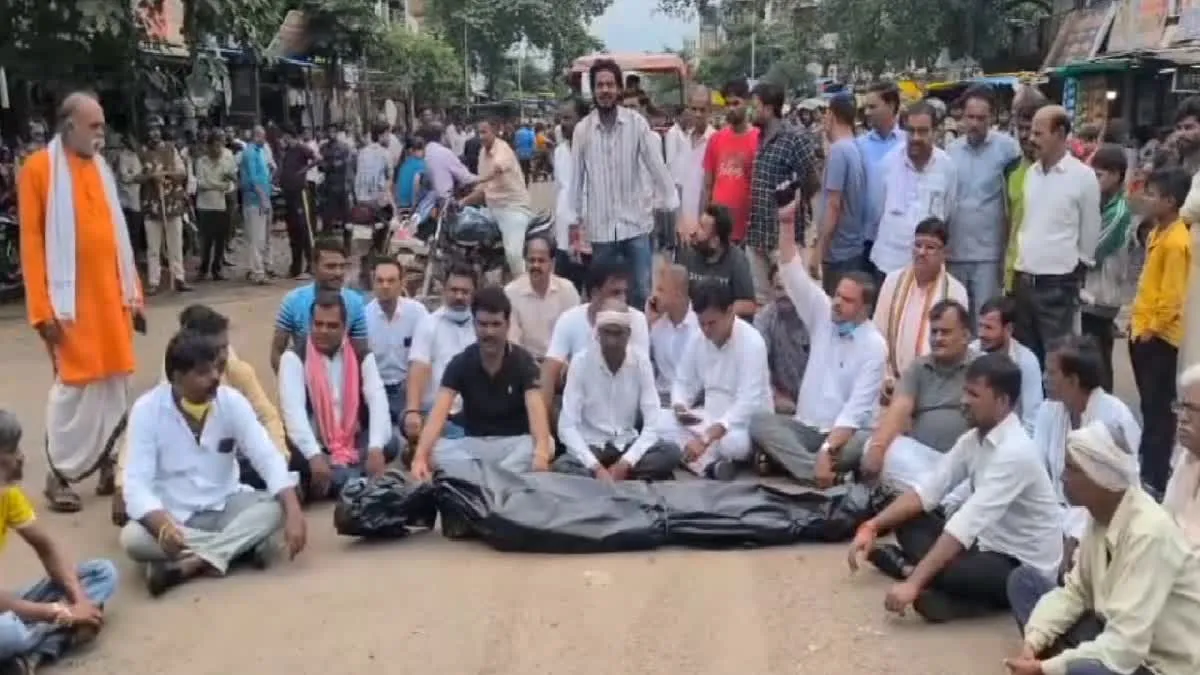 Sagar Hooch Tragedy: बंडा में जहरीली शराब से कोहराम, अब तक 16 की मौत की आशंका; कांग्रेस ने जाम किया सागर-कानपुर मार्ग