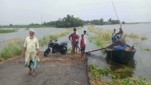 साहिबगंज सीमा पर आधा किमी सड़क जलमग्न, 5 मिनट का सफर 1 घंटे में तय करने को मजबूर ग्रामीण