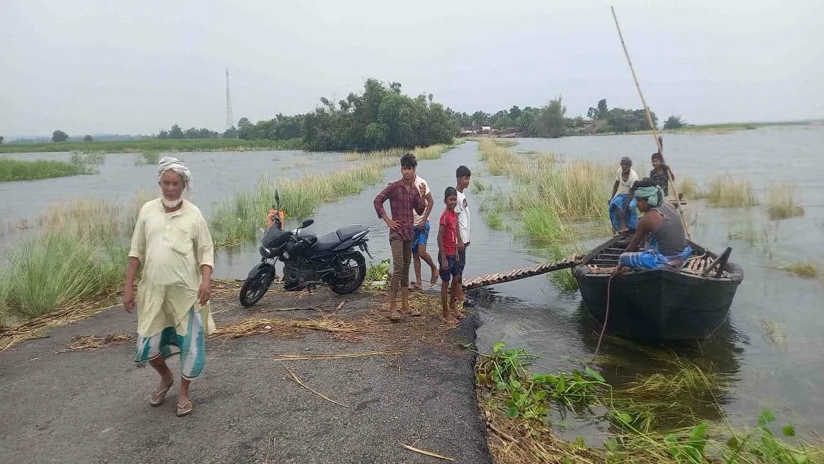 साहिबगंज सीमा पर आधा किमी सड़क जलमग्न, 5 मिनट का सफर 1 घंटे में तय करने को मजबूर ग्रामीण