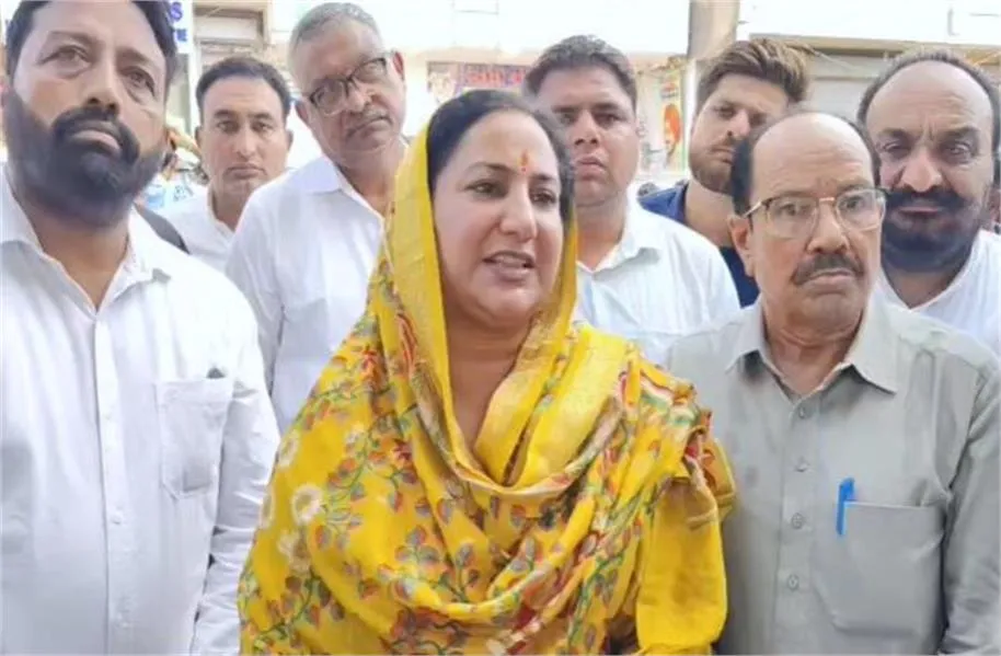 अंबाला छावनी में सफाई कर्मचारियों के धरने पर पहुंचीं सुनैना चौटाला: इनेलो का पूर्ण समर्थन