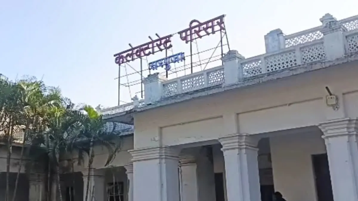 Ambikapur News: बिजली और शिक्षकों की कमी से नाराज छात्राओं का पैदल मार्च, सरगुजा कलेक्टर ने दिए जांच के आदेश