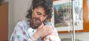 Cesarean Delivery Care Tips: सी-सेक्शन के बाद टांके ठीक होने में कितना समय लगता है? जानें महिलाओं की आम गलतियां