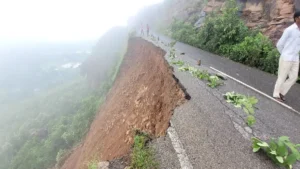 सीधी में बारिश का कहर: कैमूर पहाड़ पर धंसी मुख्य सड़क, अमिलिया-हनुमना मार्ग पर आवागमन पूरी तरह बंद; पुलिस ने रास्ता किया सील